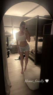 Chelsea Green feet photo thumbnail