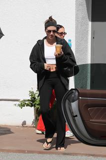 Hailey Bieber feet photo thumbnail
