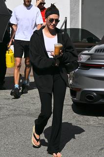 Hailey Bieber feet photo thumbnail