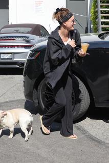 Hailey Bieber feet photo thumbnail