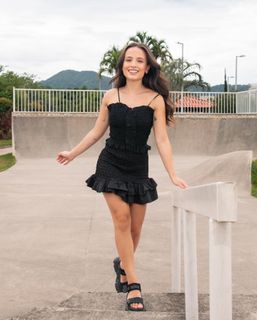 Larissa Manoela feet photo thumbnail