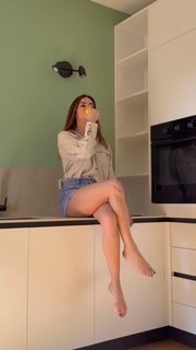 Melita Toniolo feet photo thumbnail