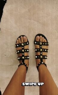 Cristina Ferreira feet photo thumbnail