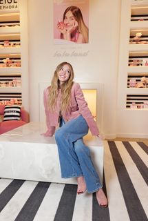 Sydney Sweeney feet photo thumbnail