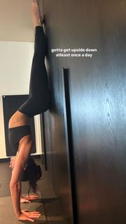 Dua Lipa feet photo thumbnail