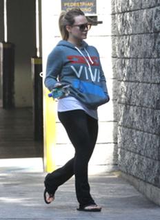 Hilary Duff feet photo thumbnail