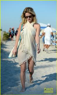 Alice Eve feet photo thumbnail
