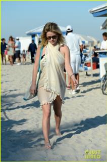 Alice Eve feet photo thumbnail