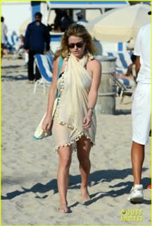 Alice Eve feet photo thumbnail
