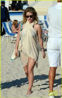 Alice Eve feet photo thumbnail