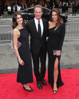 Cindy Crawford feet photo thumbnail