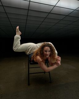 Sofie Dossi feet photo thumbnail