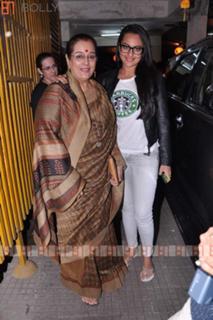 Sonakshi Sinha feet photo thumbnail
