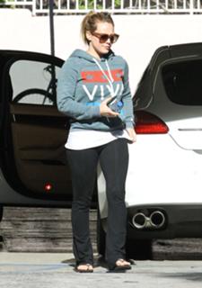 Hilary Duff feet photo thumbnail