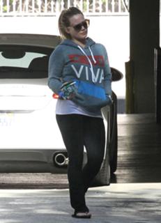 Hilary Duff feet photo thumbnail