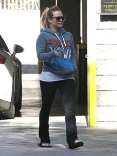 Hilary Duff feet photo thumbnail