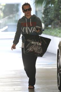 Hilary Duff feet photo thumbnail