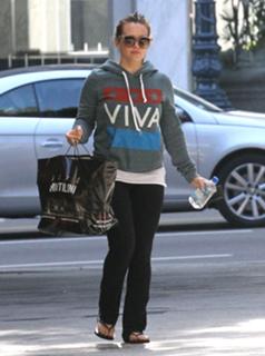 Hilary Duff feet photo thumbnail