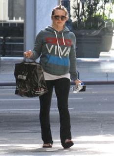 Hilary Duff feet photo thumbnail