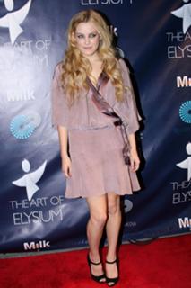 Riley Keough feet photo thumbnail