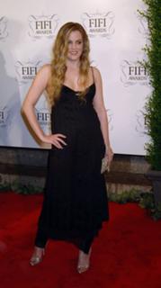 Riley Keough feet photo thumbnail