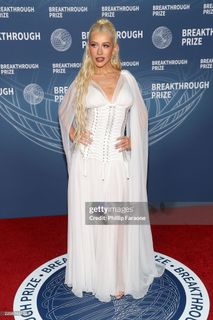 Christina Aguilera feet photo thumbnail