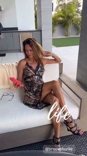Brooke Burke feet photo thumbnail