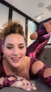 Sofie Dossi feet photo thumbnail