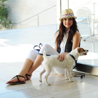 Selena Gomez feet photo thumbnail