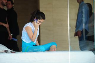 Selena Gomez feet photo thumbnail