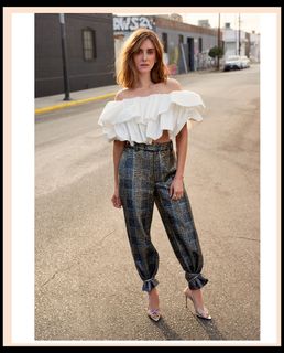 Alison Brie feet photo thumbnail