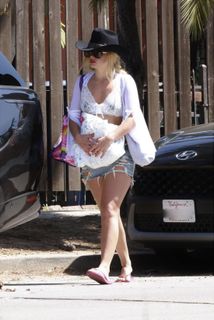 Addison Rae feet photo thumbnail