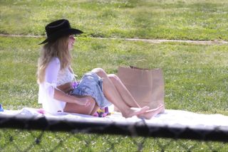 Addison Rae feet photo thumbnail
