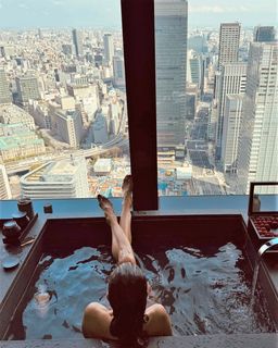 Alessandra Ambrosio feet photo thumbnail