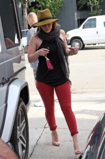 Hilary Duff feet photo thumbnail
