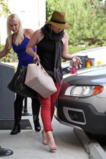 Hilary Duff feet photo thumbnail