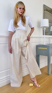 Elle Fanning feet photo thumbnail