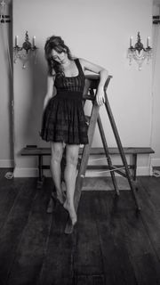 Anna Friel feet photo 1