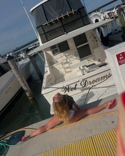 Addison Rae feet photo thumbnail