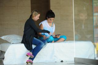 Selena Gomez feet photo thumbnail