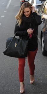Hilary Duff feet photo thumbnail
