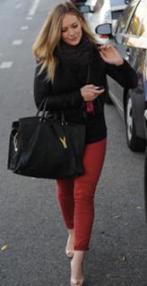 Hilary Duff feet photo thumbnail