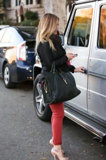Hilary Duff feet photo thumbnail
