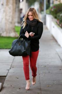 Hilary Duff feet photo thumbnail