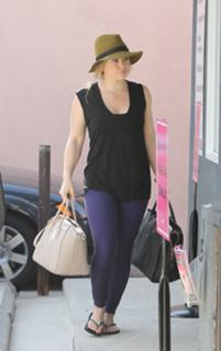 Hilary Duff feet photo thumbnail