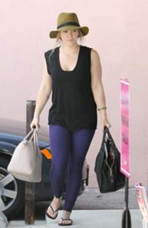 Hilary Duff feet photo thumbnail