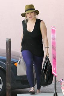 Hilary Duff feet photo thumbnail
