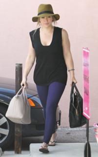 Hilary Duff feet photo thumbnail