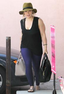 Hilary Duff feet photo thumbnail