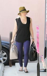 Hilary Duff feet photo thumbnail